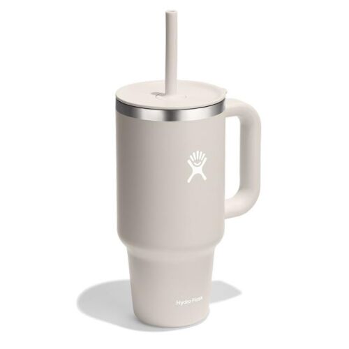 Hydro Flask 946 ml-es All Around Travel termoszbögre bézs színben, szívószállal és fogantyúval, ferde nézetben, fehér háttérrel. 