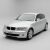 Ezüst színű BMW 1-es széria E87 (2003-2007) 5 ajtós ferdehátú autó szögből, elölről nézve, bemutatva a jármű kompatibilitását a TeamCar ablaktörlő lapátokkal