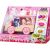 MGA ENTERTAINMENT Yummiland Ajakfény Teherautó 541073-EUC színes kiskereskedelmi csomagolásában, a teherautót, babákat és ajakfény készítő funkciókat bemutatva