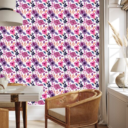 Nappali belső fehér és lila virágos tapétával, fa székkel és asztallal, 50x1000 cm - Barkács és DIY