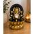 Buddha asztali szökőkút világító kristálygömbbel és lótuszvirágokba ömlő vízzel, arany és sötét színekben, dekoratív beltéri vízjáték a relaxációhoz