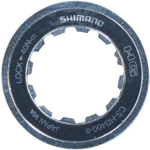 SHIMANO CS-HG400-9 zárógyűrű kerékpár kazettához, ezüst színű, SHIMANO logóval és 'LOCK 40N-m' felirattal, felülnézet fehér háttéren - Kerékpár racsni
