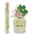 Marc Jacobs Daisy Wild Eau de Parfum ajándékszett, az 50 ml-es parfümös üveg virágos kupakkal és egy 10 ml-es utazó spray flakon fehér háttéren