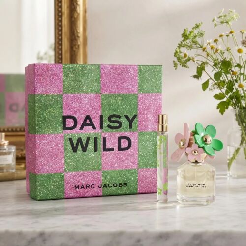 Marc Jacobs Daisy Wild ajándékszett, kockás dobozzal, 50 ml-es parfümmel és 10 ml-es utazó spray-vel, esztétikus környezetben, tükörrel és virágokkal a háttérben - Parfüm