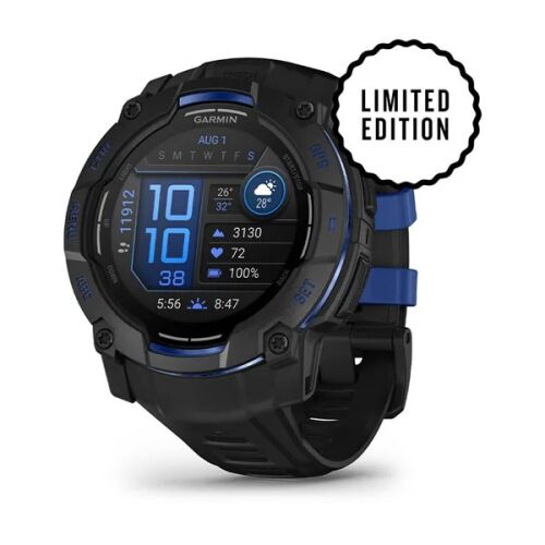 Garmin Instinct 3 50MM AMOLED fekete és kék limitált kiadású okosóra fekete szilikon szíjjal, döntött nézet fehér háttéren - Garmin