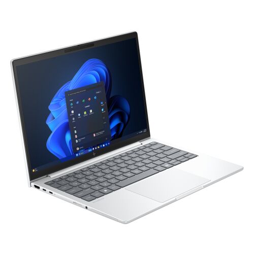 HP EliteBook 8 G1a 13 hüvelykes AI laptop, ezüst, döntött nézet, nyitva, Windows 11 Pro asztallal a képernyőn, fehér háttéren 