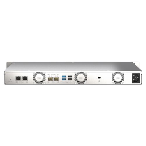 Hátsó nézet a 4-fakkos 1U rövid mélységšegű 12 colos NAS-ról, melyen két 10GbE SFP+ és 2.5GbE port, USB 3.2, USB 2.0 és tápbemenet látható. Ideális nagysebességű adattároláshoz és hálózati használatra. - Hálózati adattároló