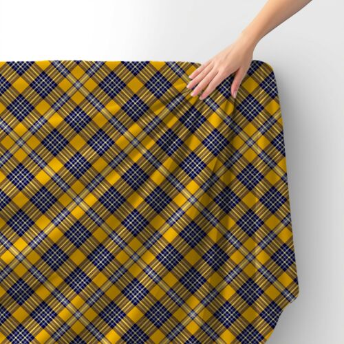 Royal Samt Stoff Polyester Zum Nähen - Kariert szövet kézzel, a textúra és a minta látható - Textil méteráru