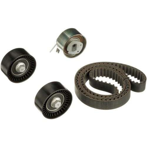GATES K015586XS vezérműszíj csere szett Chrysler Voyager és Jeep Cherokee dízelmotorokhoz, fehér háttéren bemutatva a vezérműszíjat és a feszítőgörgőket. - Vezérműszíj és vezérműlánc