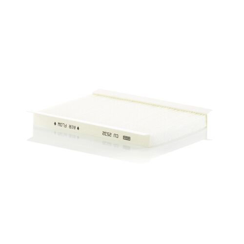 MANN-FILTER CU 2532 utastér levegőszűrő, fehér, redőzött, levegőáramlás irányát jelölve, ferde nézet fehér háttérrel - Autó levegőszűrő