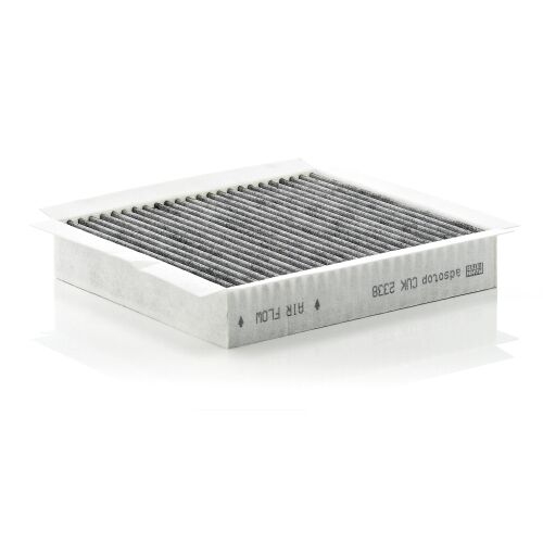 MANN-FILTER CUK 2338 utastéri légkondicionáló szűrő aktívszénnel, fehér háttér előtt, ferde nézetben - Autó levegőszűrő
