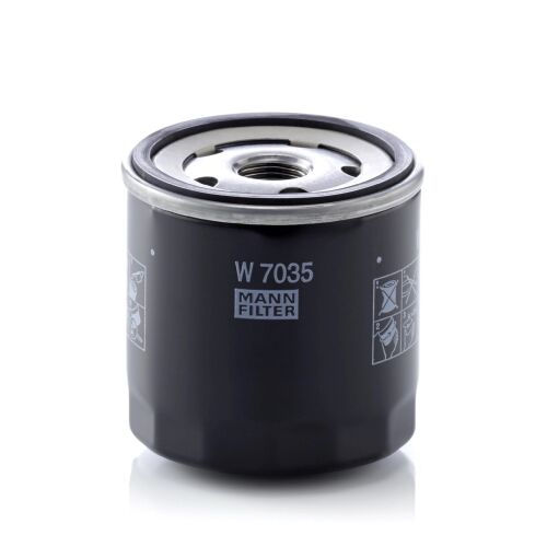 Mann Filter W 7035 olajszűrő Chrysler, Dodge, Jeep, VW járművekhez, fekete tartály ezüst tetejével és logóval, ferde nézet fehér háttéren - Olajszűrő