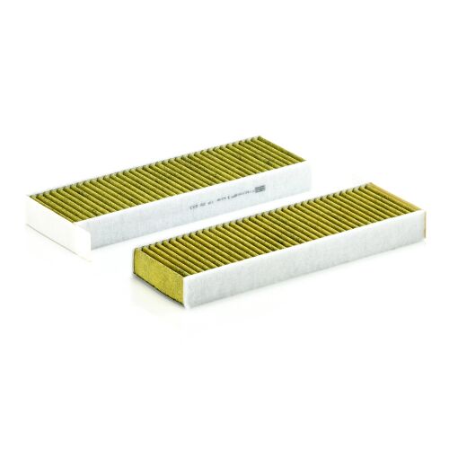 MANN-FILTER FP 29 003-2 utastéri levegőszűrő autókhoz, finom por, antibakteriális, gombaölő és polifenolos aktív szén szűréssel, ferdén, fehér háttéren ábrázolva - Autó levegőszűrő
