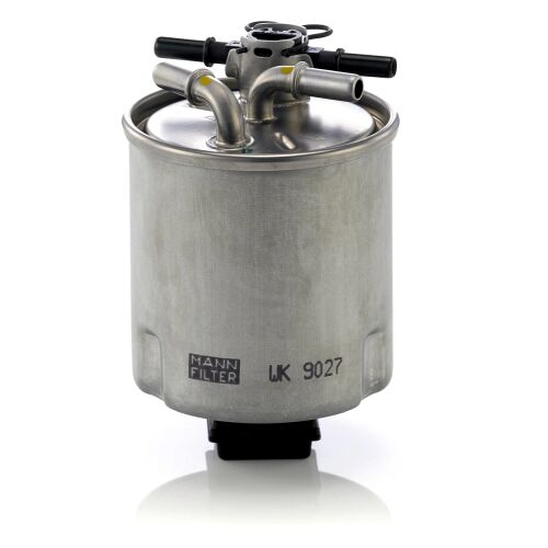 MANN-FILTER WK 9027 üzemanyagszűrő NISSAN Qashqai, NISSAN X-Trail és RENAULT Koleos dízel motorokhoz, ferde nézet fehér háttéren - Üzemanyagszűrő