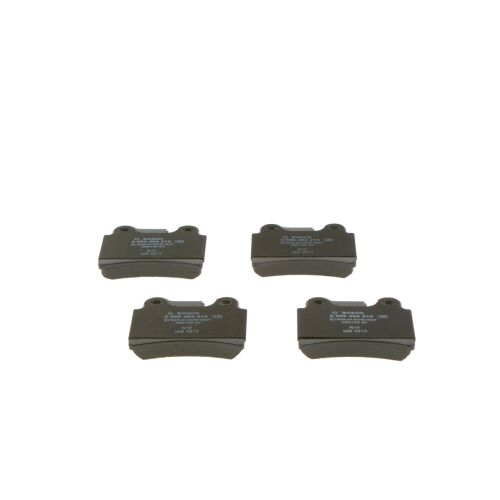 Négy Bosch 0 986 494 210 fékbetét VW Touareghez, szögből nézve, fehér alapon - Fékbetét