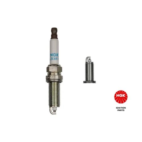 Két NGK 6799 gyújtógyertya NGK Ignition Parts logóval, ferde nézet fehér háttéren 