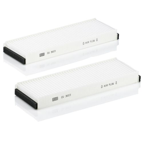MANN-FILTER CU 3023-2 utastéri levegőszűrő készlet Audi A6-hoz, két fehér redős szűrő fekete habszéllel fehér háttér előtt, 3/4-es szögből nézve - Autó levegőszűrő