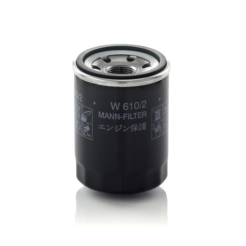 MANN-FILTER W 610/2 olajszűrő KIA és MAZDA autókhoz, ferde nézet fehér háttérrel, motorvédelem - Olajszűrő