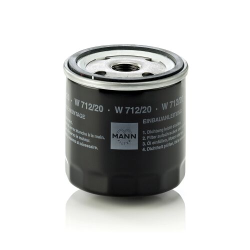 MANN-FILTER W 712/20 olajszűrő Audi járművekhez, fekete tartály fehér márkajelzéssel és szerelési útmutatóval, ferde nézet fehér háttéren - Olajszűrő