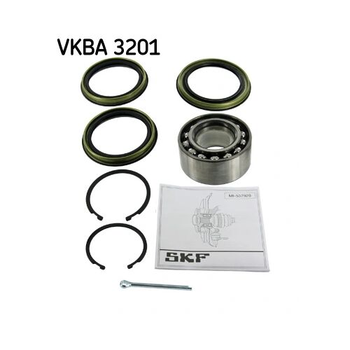 SKF VKBA 3201 kerékcsapágy szett Nissan Almera és Sunny modellekhez, csapággyal, tömítésekkel és rögzítőgyűrűkkel fehér háttér előtt. - Kerékcsapágy