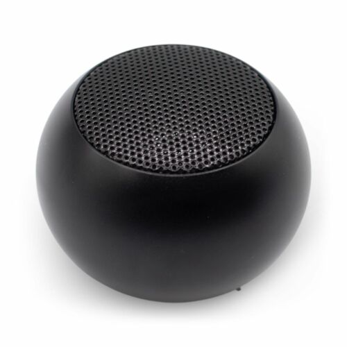 Mini hangszóró - Méretre is jó kis fekete vezeték nélküli Bluetooth hangszóró fém hangszóróráccsal, fehér alapon, 3/4-es szögből nézve - Számítógép és kiegészítő