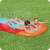 Kinder rutschen auf der Bestway H2OGO! Tsunami Splash Ramp Doppelwasserrutsche