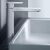 Duravit MH1040002010 Manhattan egykaros XL króm mosdócsaptelep modern fehér mosdó mellé szerelve, bemutatva esztétikáját egy fürdőszobai környezetben