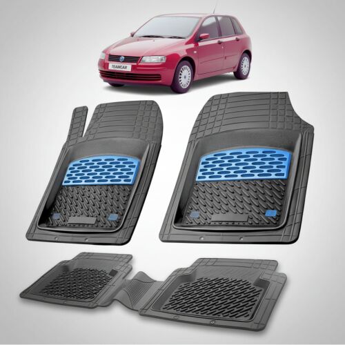 TEAMCAR gumiszőnyeg szett Fiat Stilo Hatchback Facelift 2004-2007 modellhez, kék betétekkel, első és hátsó szőnyegek egy piros Fiat Stilo autó mellett. - Autószőnyeg