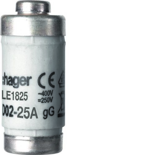 Biztosítékbetét D02 gG 25A 400VAC biztosítékbetét Hager márkától elektromos áramkör védelemre, egy darab fehér háttéren - Késes biztosíték