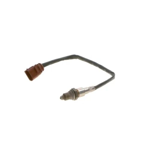 A Bosch 0 258 030 127 Lambda szonda dőlt nézete, kiemelve a szenzortestet és az elektromos csatlakozót kompatibilis SEAT, SKODA, VW modellekhez - Jármű csatlakozó és szerelvény