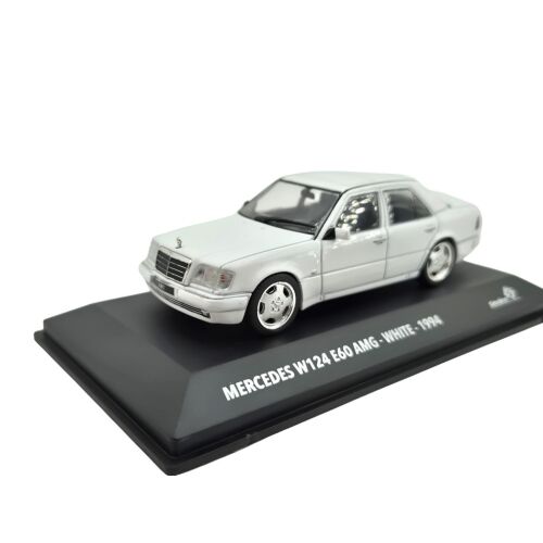 Solido 1:43 méretarányú, fehér 1994-es Mercedes W124 E60 AMG modellautó elölnézetből, fekete bemutatótalpon 