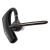 HP Poly Voyager Legend 50 vezeték nélküli headset, fekete, kihúzott mikrofonnal, döntött oldalnézetben, fehér háttéren