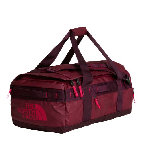 The North Face Base Camp Voyager 42L uniszex utazótáska bordó színben, szögből nézve, logóval és fogantyúkkal - Utazótáska