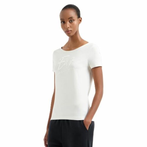 Modell visel fehér EA7 W HANDWRITTEN TEE CROSSOVER pólót dombornyomott EA7 Emporio Armani logóval, lezser viselet - Női ruházat