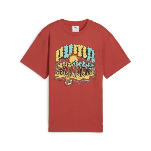 Elölnézet a rozsdabarna Puma Graphics Puma Tee III B pólóról, melyen egy hangsúlyos 'Never Ending Summer' grafikus nyomat látható, fehér háttéren. 
