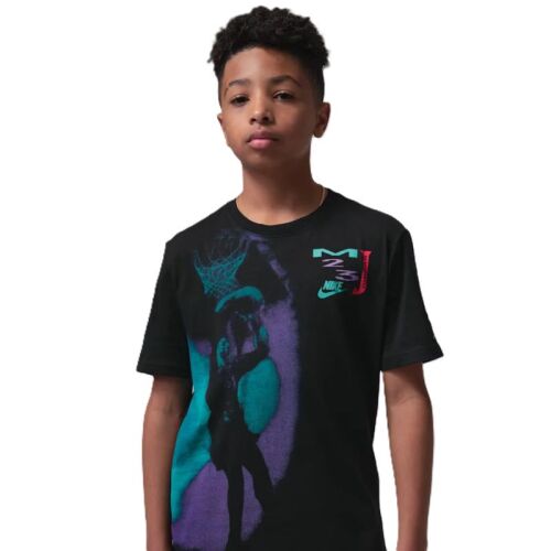 Fiatal fiú fekete Nike JDB MJ BKLYN DREAM DUNK SS TEE pólóban, kék és lila kosárlabda grafikával, valamint MJ 23 márkajelzéssel - Baba és gyerek divat