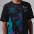 Fekete Nike JDB MJ BKLYN DREAM DUNK SS TEE póló közelről, amelyet egy fiatal fiú visel, kiemelve a kosárlabda grafikát és a Nike logót