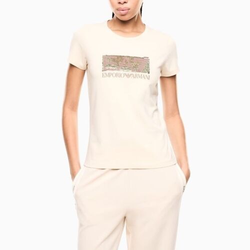 Nő visel bézs színű EA7 TRAIN LOGO SERIES W PAILLETS TEE CROSSOVER pólót, elölnézet, flitteres Emporio Armani logóval - Divat és öltözködés