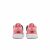 Hátsó nézet egy pár fekete és rózsaszín Nike JORDAN 1 LOW ALT BP gyerek sneaker-ről, fehér háttéren, kiemelve a sarokfül és a Jordan logó.