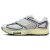 Fehér Nike Air Pegasus Wave férfi futócipő, oldalnézetből, látható Nike Swoosh logóval és márkajelzéssel a talpon, fehér háttéren