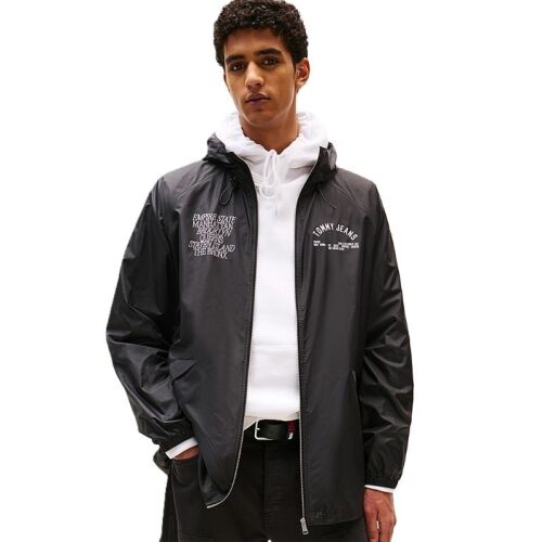 Tommy Hilfiger TJM WINDBRKR BOROUGHSJACKET fekete széldzseki férfi modellen 