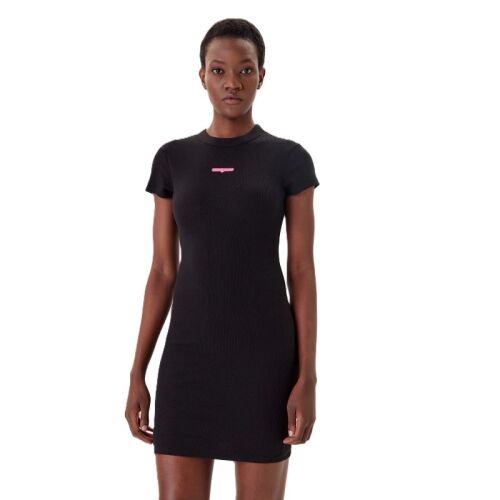 Tommy Hilfiger TJW SCRIPT MINI RIB DRESS EXT, elölnézet modellen, fekete bordázott miniruha rövid ujjakkal és rózsaszín Tommy Jeans logóval a mellkason, hétköznapi női divat - Divat és öltözködés