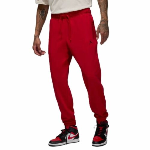 Piros Nike M J DF SPRT CSVR FLC férfi melegítőnadrág fekete Jumpman logóval, férfi modellen viselve, ferde nézet, fehér háttéren 