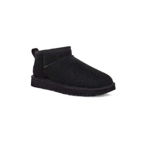 Fekete UGG Classic Ultra Mini bokacsizma, elölről-szögletes nézet, természetes bőr platform talppal fehér alapon - Női bakancs és csizma