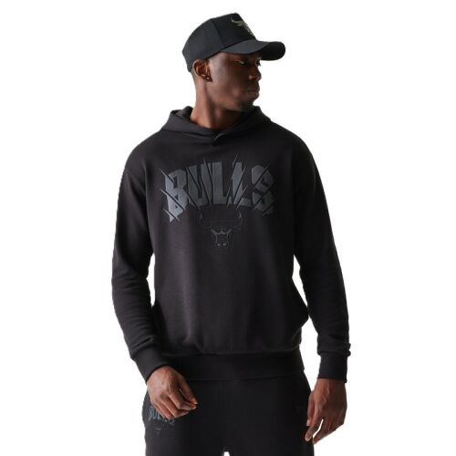 New Era NBA CORE PLUS OS HOODIE férfi kapucnis pulóver, fekete 'BULLS' logóval, férfi modellen viselve, jobbra nézve 