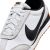 Részletes felvétel a fehér Nike PACIFIC cipő oldaláról fekete pipával és texturált textil felsőrésszel