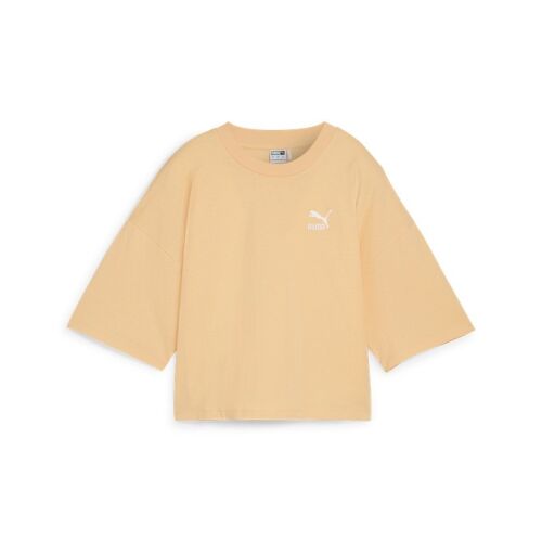 Puma Better Classics Tee női bő szabású rózsaszín póló hímzett Puma logóval, egyszínű fehér háttér előtt 
