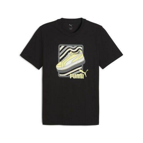 Puma Graphic Sneaker Tee férfi póló, fekete, kiemelkedő sárga sneaker illusztrációval, elölnézet fehér háttéren, lapos elrendezés 