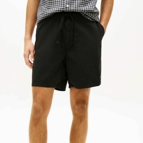 Tommy Hilfiger TJM NYLON CLUB SHORT rövidnadrág fekete színben, férfin viselve, elölnézet - Férfi rövidnadrág