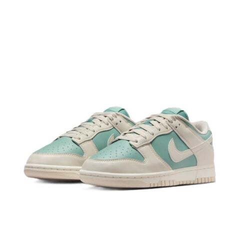 Nike DUNK LOW NEXT NATURE női sportcipő pár bézs és világos türkiz színben, ferde nézetben fehér alapon - Női sportcipő